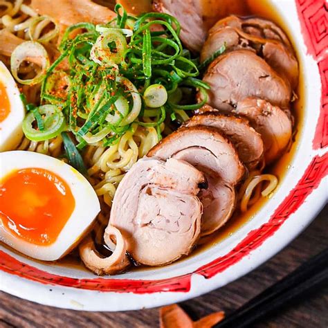 fotografía de chashu cortado en lonchas sobre ramen