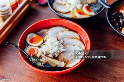 fotografía de un tazón de ramen con chashu, huevo y cebollino
