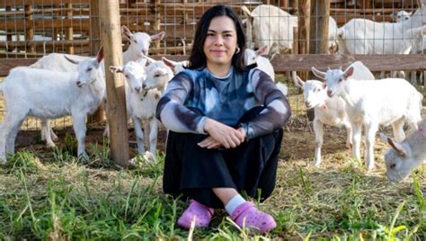 Fotografía de Lorena, fundadora de Cabrita Alegre, junto a su equipo o en las instalaciones de producción