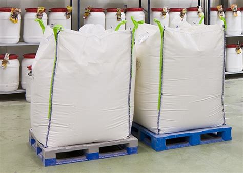 Sacos FIBC ventilados para almacenamiento y transporte de cebollas.