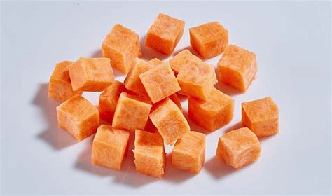 infografía mostrando el corte de tilapia en cubos pequeños y el corte de cebolla en plumas para ceviche