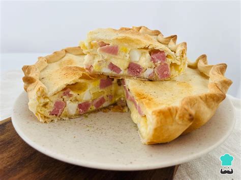 Tarta de jamón, queso, huevo duro y tomate recién horneada y dorada