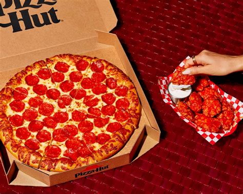 Ilustración: Logotipo circular de Pizza Hut de 2014, con elementos blancos sobre fondo rojo