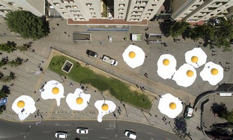 Foto panorámica de los huevos fritos gigantes en Plaza Baquedano, Santiago