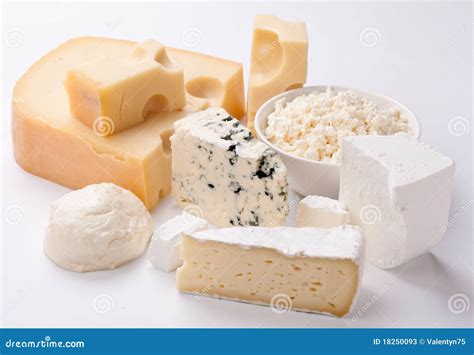 Imagen de varios tipos de quesos frescos y batidos, destacando su textura y color blanco.