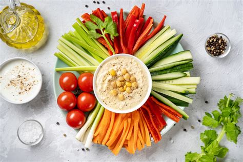 Imagen de crudités de verduras con un dip de queso fresco y hierbas.