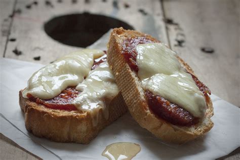 Imagen de una tosta de pan con sobrasada, queso fresco a la plancha y un toque de miel.