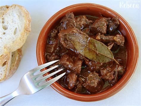 Plato de guiso de liebre con salsa