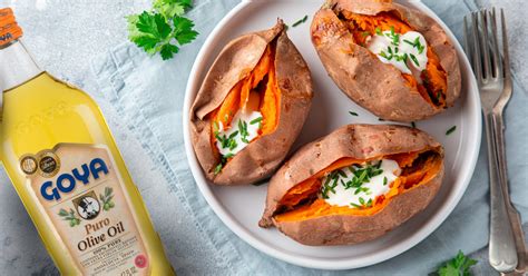 Varias preparaciones de batata: asada, en puré y en chips