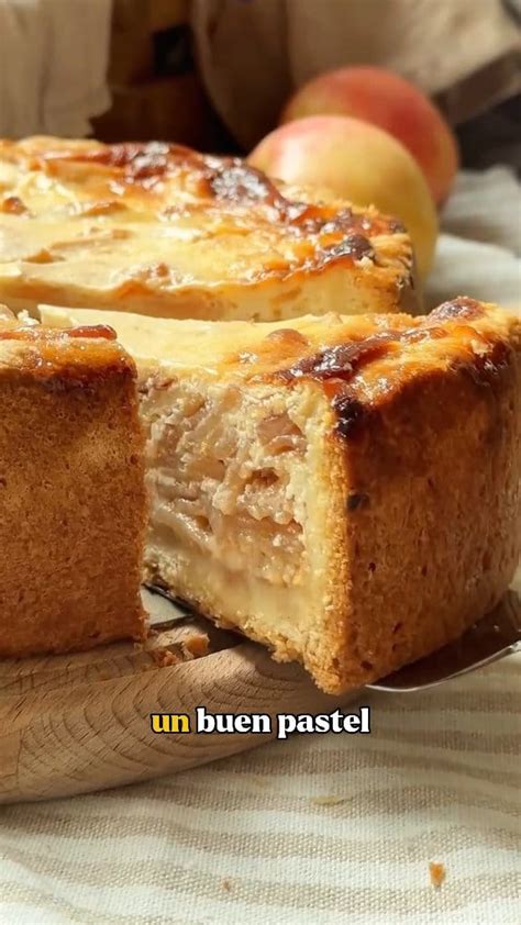 Ingredientes separados para la masa (harina, mantequilla, yema) y el relleno (manzanas, canela, azúcar)