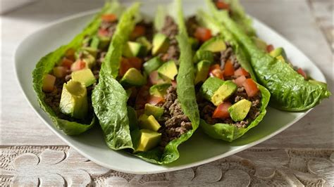 Ingredientes frescos para tacos: carne en tiras, palta, tomate, lechuga, choclo