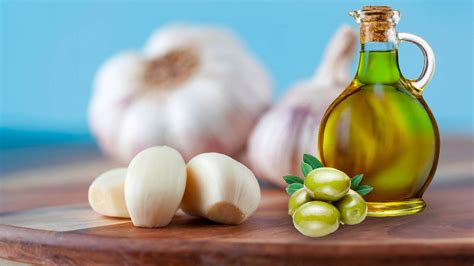 Ajo laminado friéndose en aceite de oliva con arroz