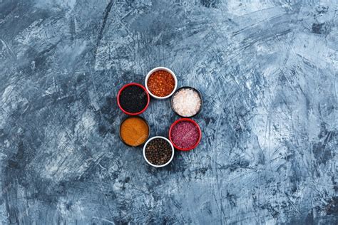 Variedad de especias en cuencos pequeños (curry, comino, nuez moscada)