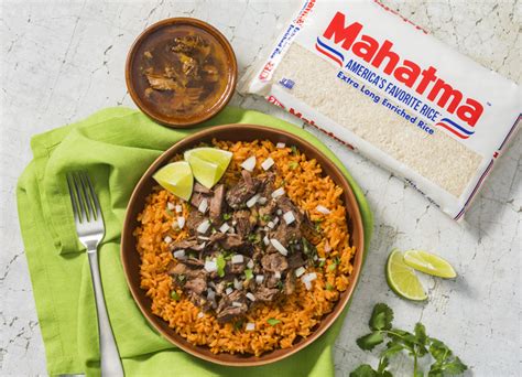 Arroz de tomate vibrante servido con birria