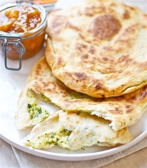 sándwich de pan pita horneado con queso derretido