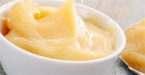 Ilustración detallada de los pasos para preparar un curd de limón.