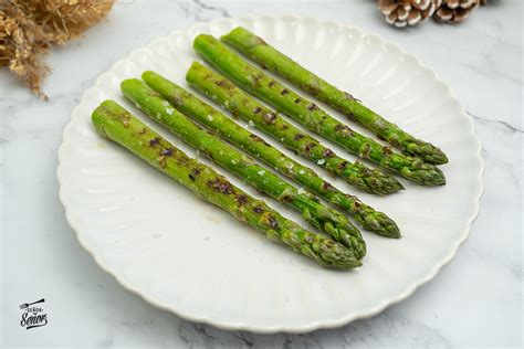 Infografía mostrando cómo trocear los espárragos trigueros en segmentos de 2 cm y reservar las puntas.