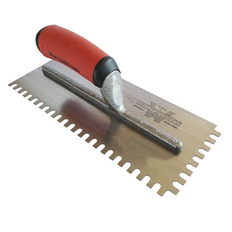 Imagen detallada de un profesional aplicando adhesivo con una llana dentada en un ángulo de 60 grados