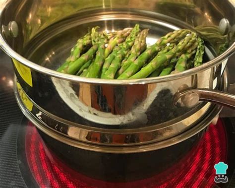 Plato de espárragos verdes cocidos al vapor