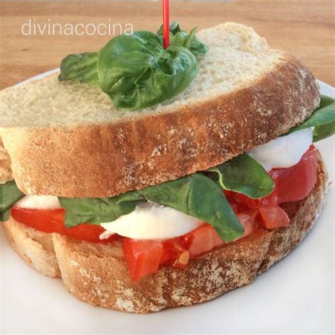 Sándwich Caprese recién hecho en una sartén