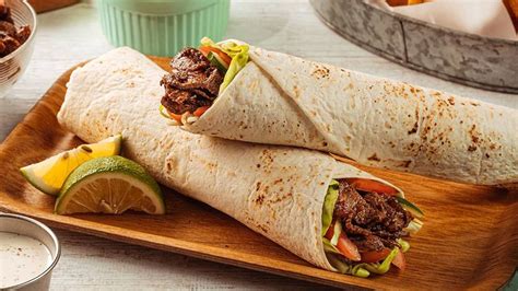Esquema de las partes del shawarma, con carne, pan y vegetales