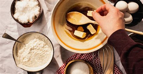 Persona mezclando ingredientes de brownie en una taza