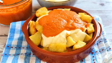 foto de un plato con veganesa de almendras (ej. ensaladilla, patatas bravas veganas)