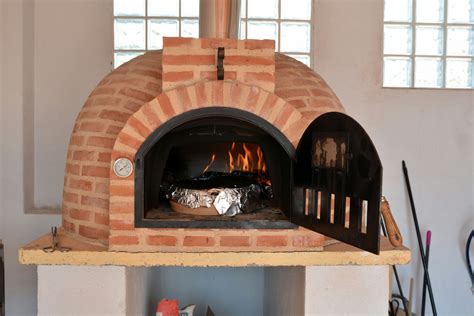 Horno de leña tradicional con llamas y brasas