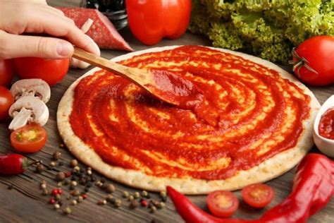 Foto de salsa de tomate casera para pizza en preparación.