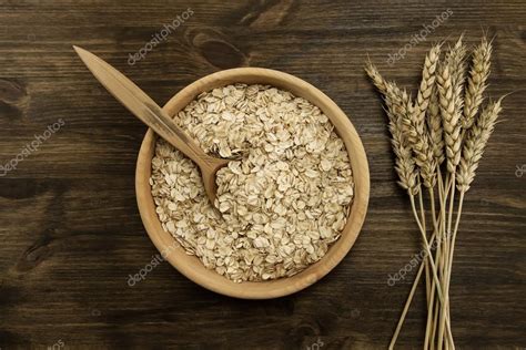 tazón de avena en copos con una cuchara de madera