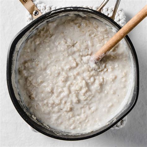copos de avena en un cuenco con agua caliente, en reposo