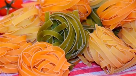 Foto de una ensalada con tallarines de calabacín hechos con un cortador en espiral