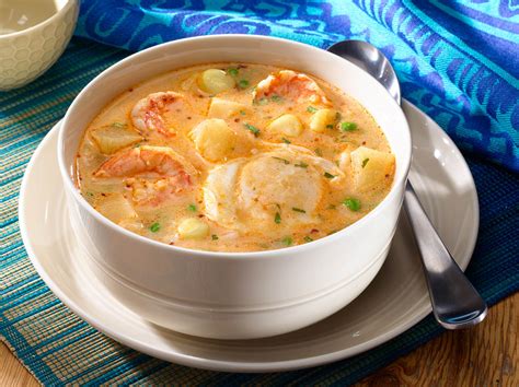 Plato de chupe de mariscos con camarones y verduras