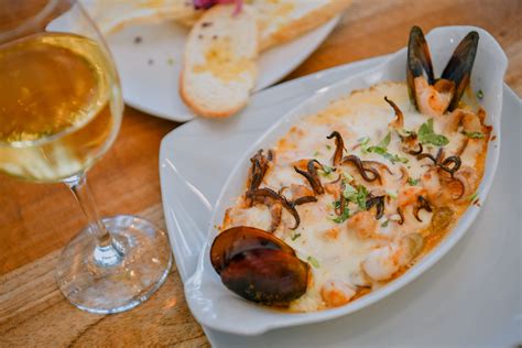Chupe de mariscos gratinado con queso derretido