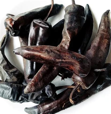 Ají cacho de cabra seco en ristra, típico de la cocina chilena