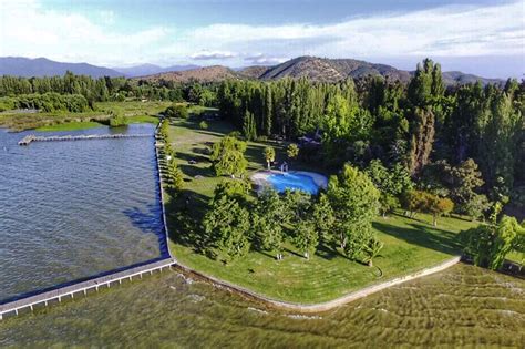 Fotografía aérea del Sector El Manzano y Lago Rapel con zonas de esparcimiento