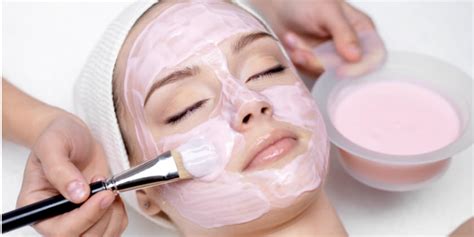 Imagen de persona aplicando mascarilla facial de fécula de maíz