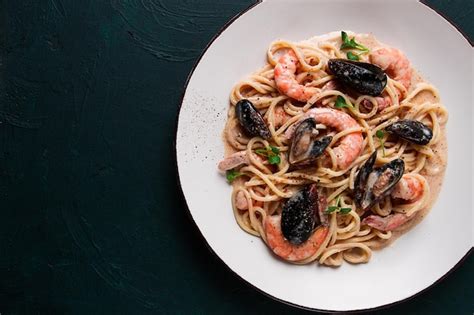 mariscos surtidos en salsa cremosa sobre pasta