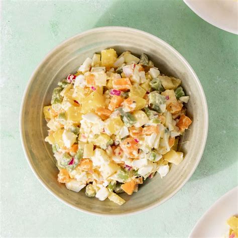 Plato de ensalada de papa con arveja lista para servir