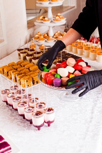 Una mesa elegante con varios postres caseros variados y coloridos, listos para ser servidos a invitados.