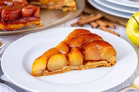 Imagen detallada de una tarta Tatin de manzana dorada y caramelizada, recién salida del horno.