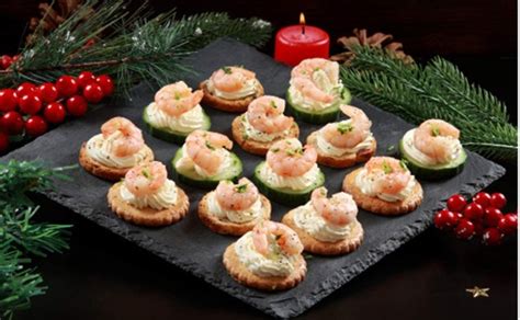 Canapés de camarones con queso crema listos para servir
