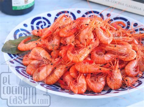 Canapés terminados con decoración de camarones y ají