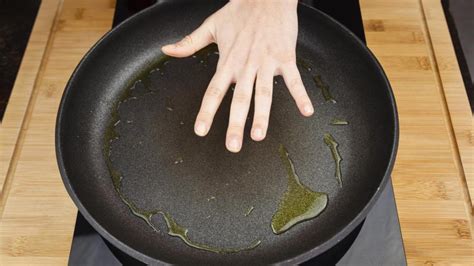 Ilustración de una sartén con aceite caliente, probando temperatura con un trozo de pan