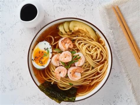 Ramen de camarón servido en un tazón, con camarones y vegetales