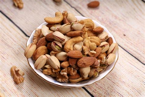Mix de frutos secos (nueces, almendras, avellanas) en un cuenco