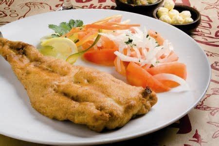 Plato de congrio frito con ensalada chilena