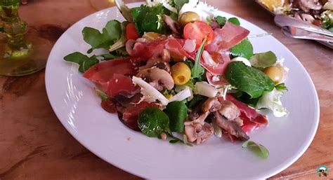 Ingredientes frescos de la ensalada de jamón serrano dispuestos para su preparación