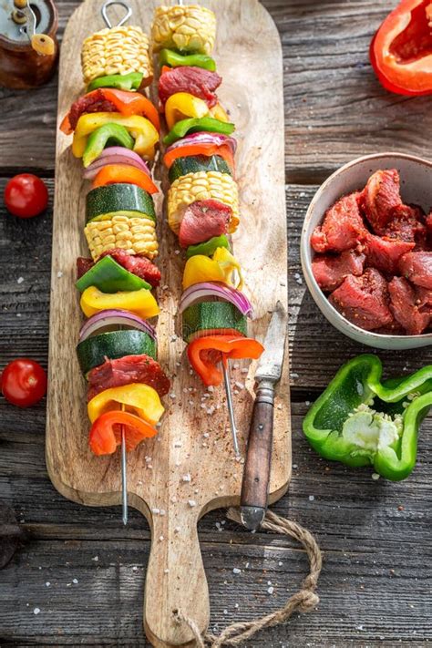 Imagen de brochetas de seitán y verduras a la parrilla.