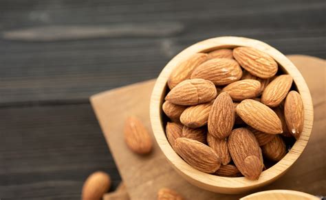 un puñado de almendras crudas
